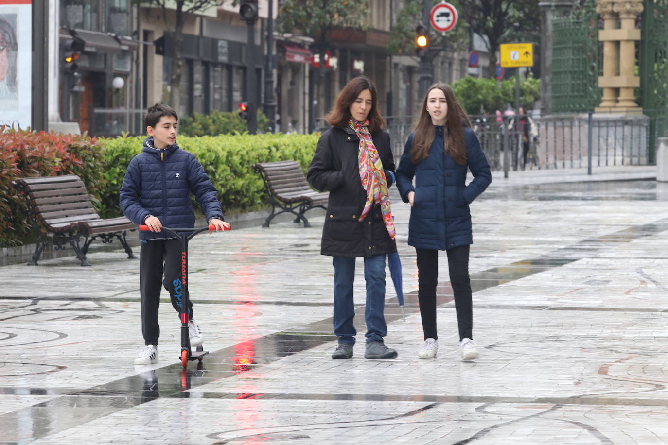 Los niños de Oviedo ponen al mal tiempo buena cara y salen a disfrutar de sus calles