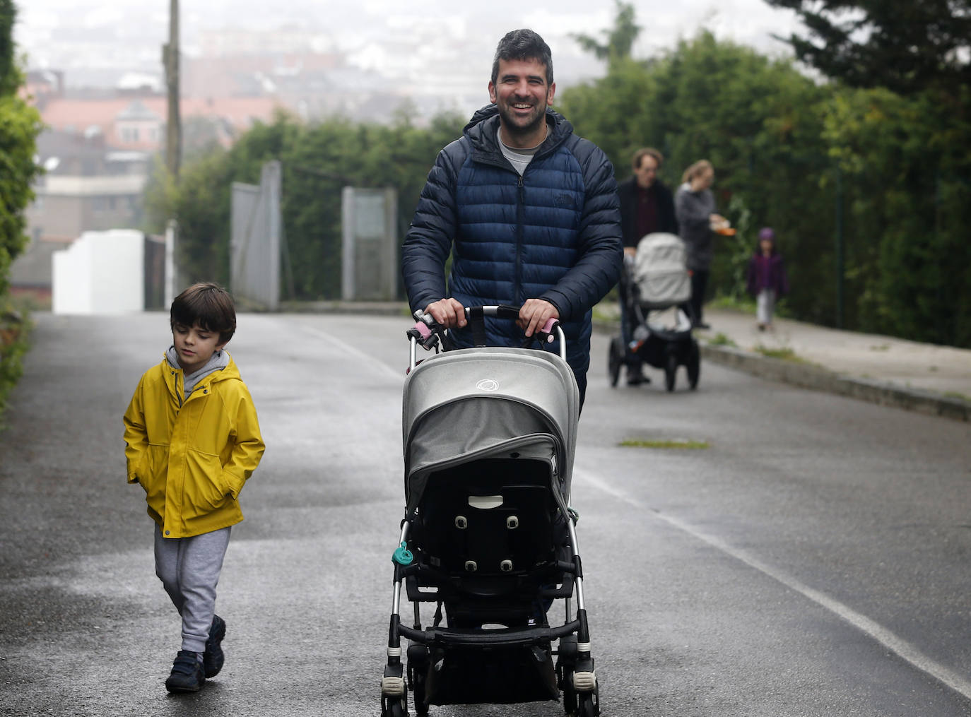 Los niños de Oviedo ponen al mal tiempo buena cara y salen a disfrutar de sus calles