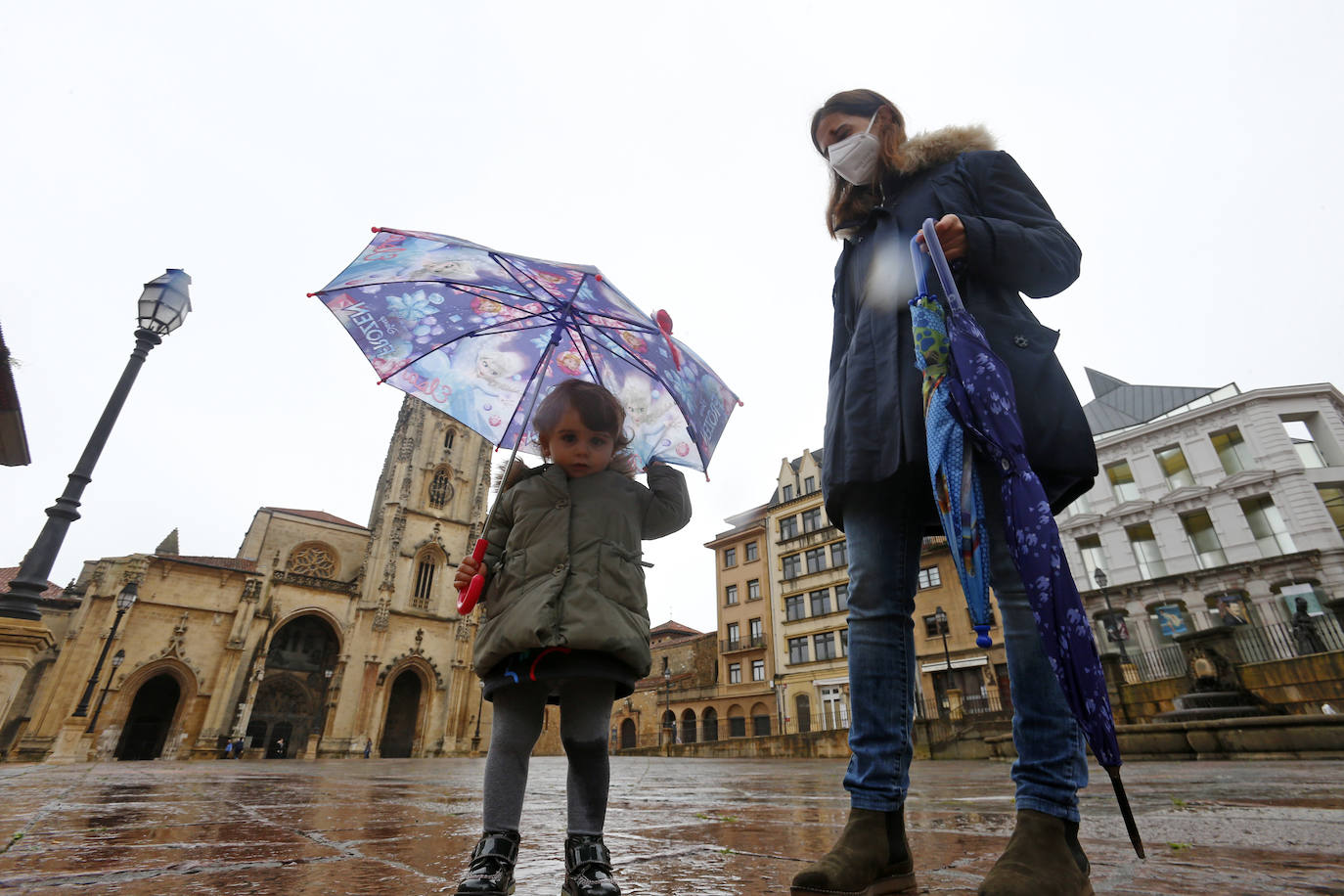 Los niños de Oviedo ponen al mal tiempo buena cara y salen a disfrutar de sus calles