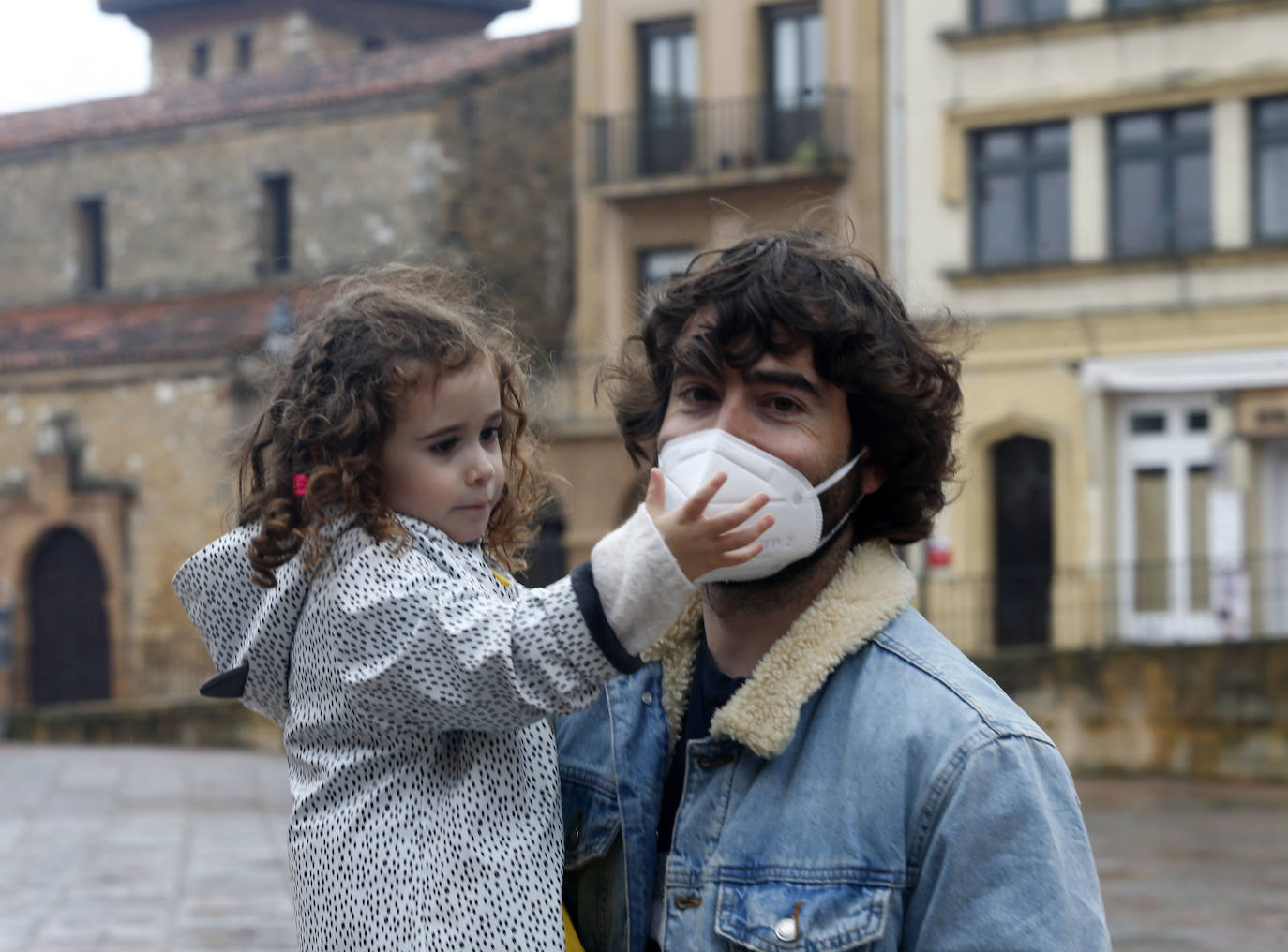 Los niños de Oviedo ponen al mal tiempo buena cara y salen a disfrutar de sus calles