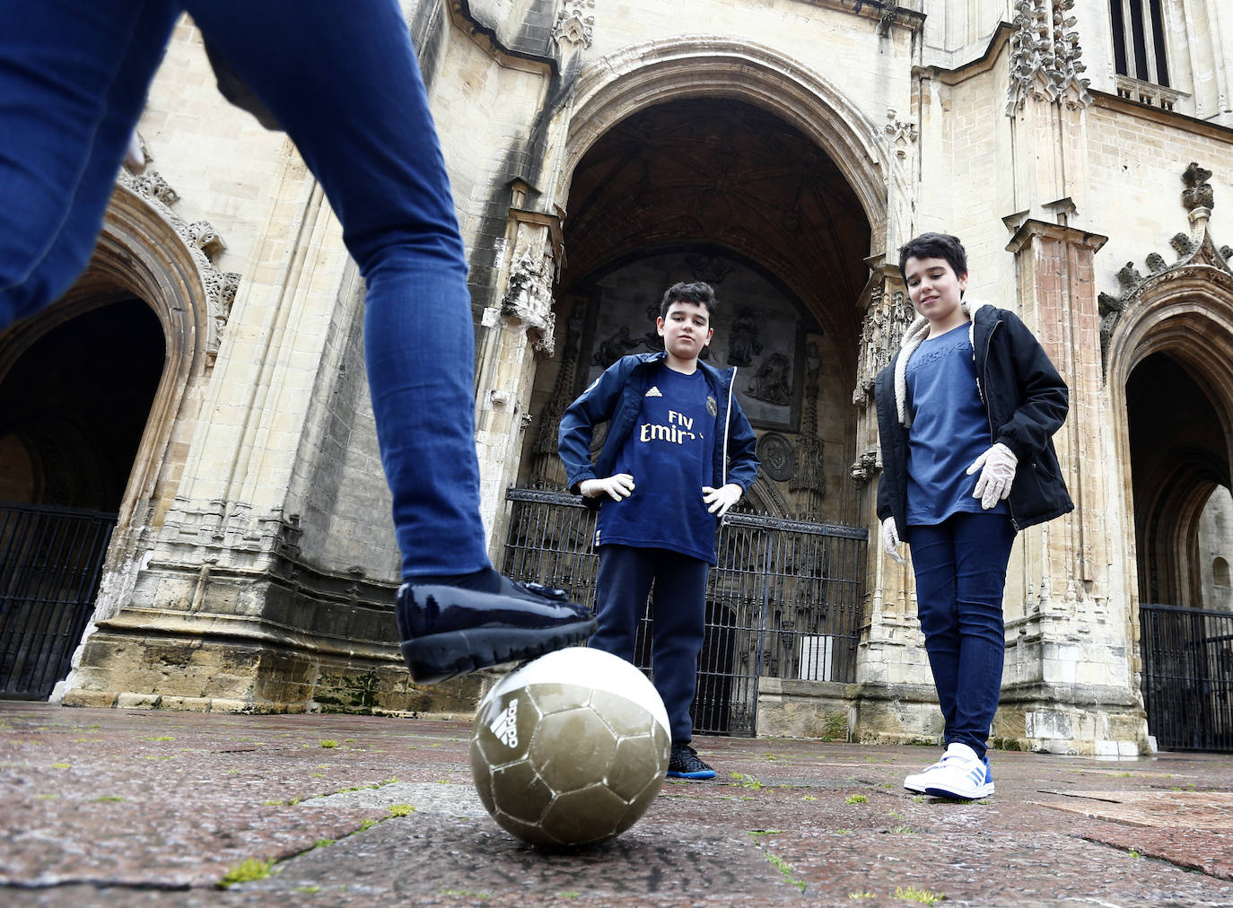 Los niños de Oviedo ponen al mal tiempo buena cara y salen a disfrutar de sus calles