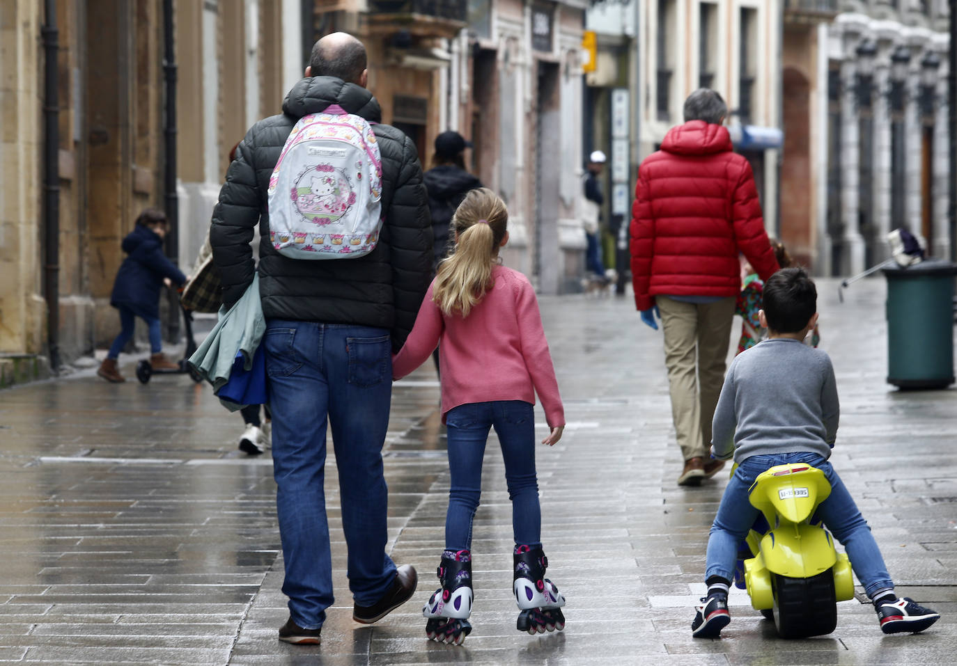 Los niños de Oviedo ponen al mal tiempo buena cara y salen a disfrutar de sus calles