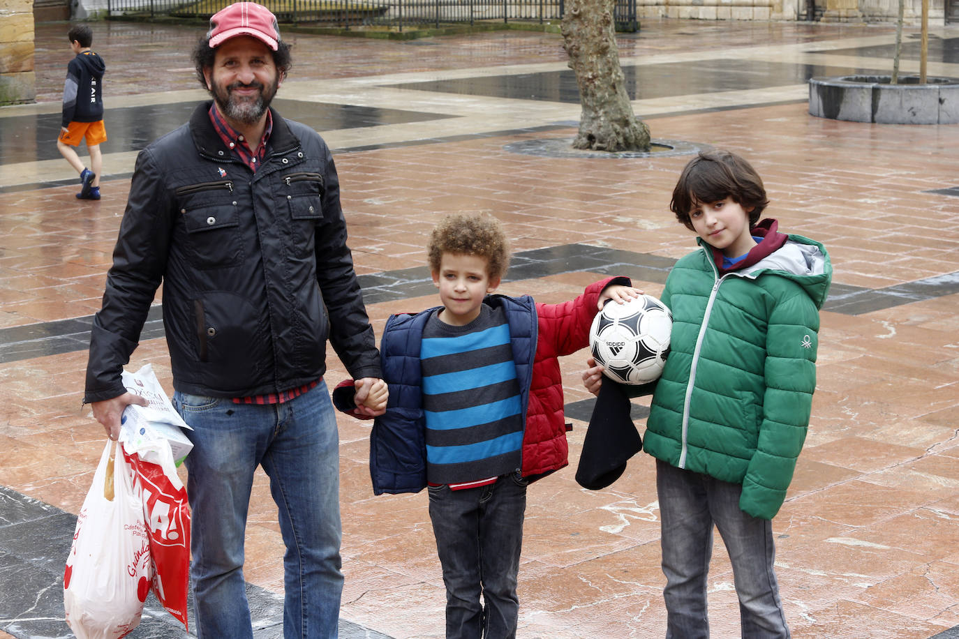 Los niños de Oviedo ponen al mal tiempo buena cara y salen a disfrutar de sus calles