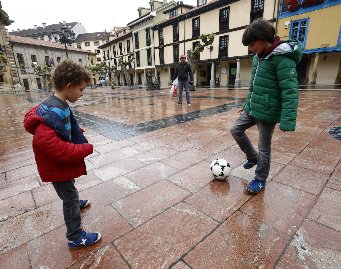 Los niños de Oviedo ponen al mal tiempo buena cara y salen a disfrutar de sus calles