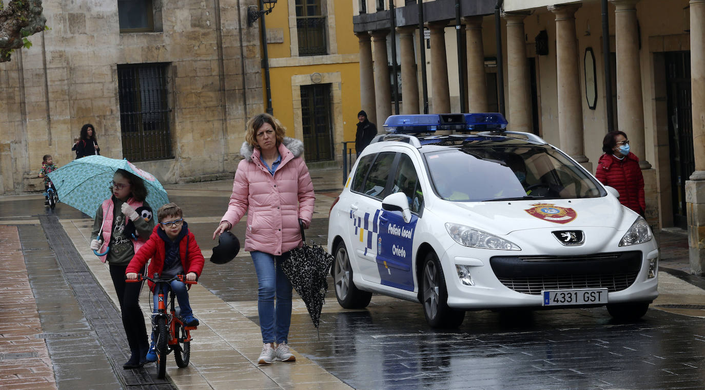 Los niños de Oviedo ponen al mal tiempo buena cara y salen a disfrutar de sus calles