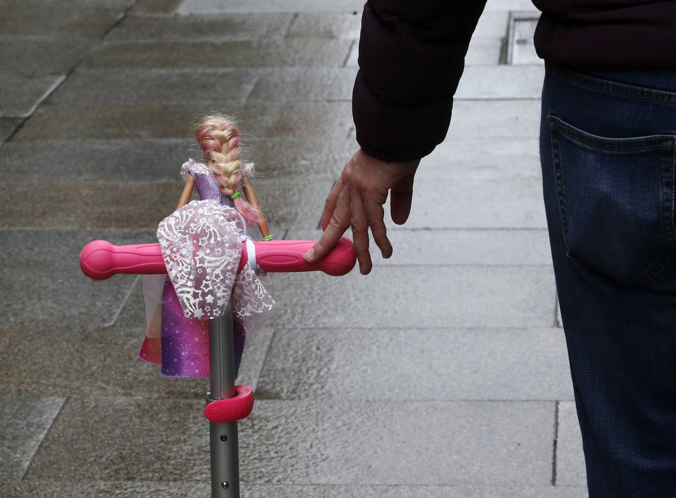 Los niños de Oviedo ponen al mal tiempo buena cara y salen a disfrutar de sus calles