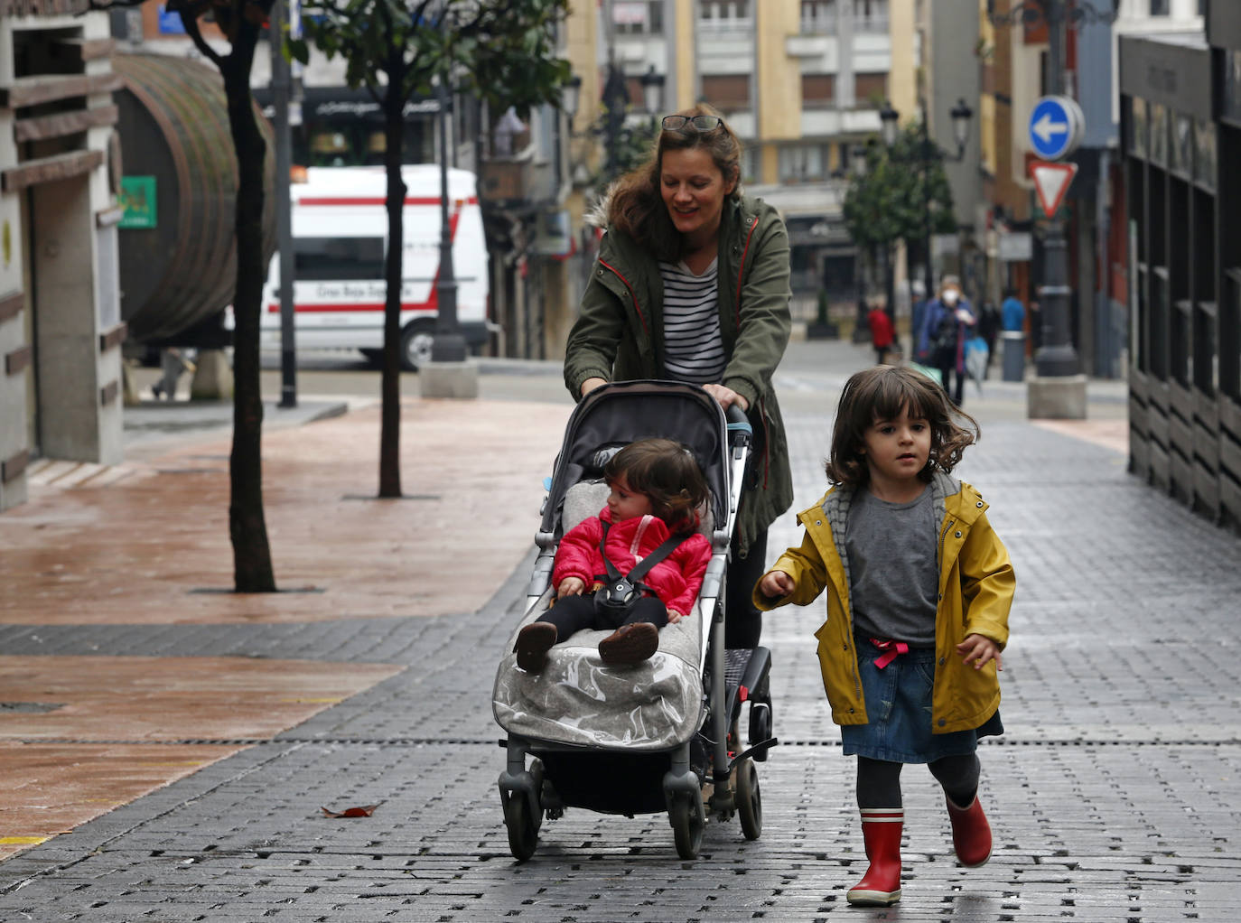 Los niños de Oviedo ponen al mal tiempo buena cara y salen a disfrutar de sus calles