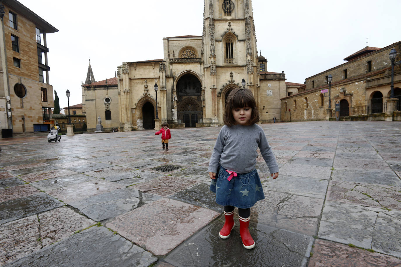 Los niños de Oviedo ponen al mal tiempo buena cara y salen a disfrutar de sus calles