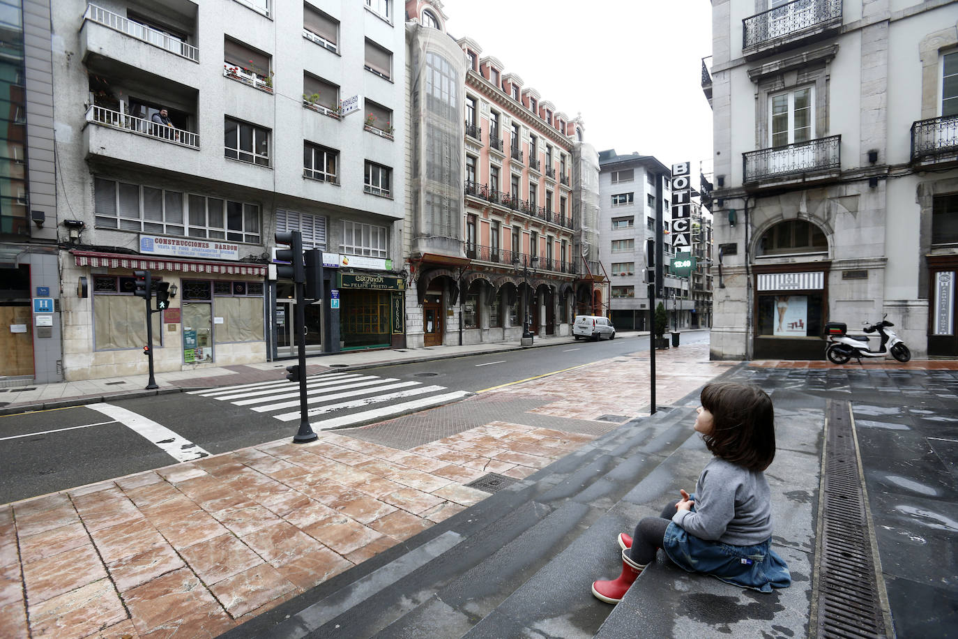 Los niños de Oviedo ponen al mal tiempo buena cara y salen a disfrutar de sus calles