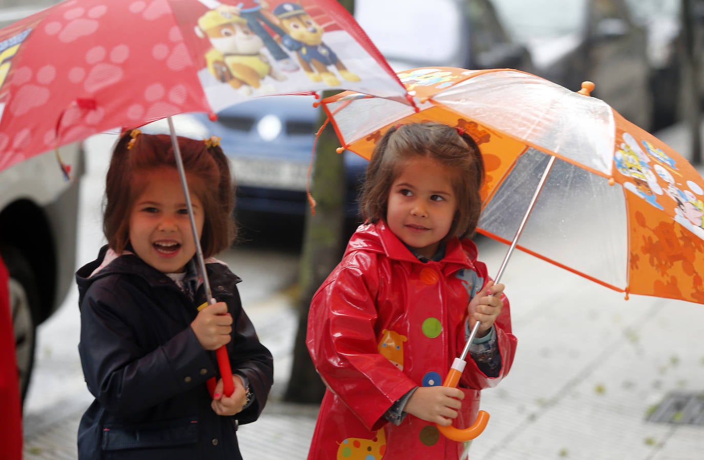 Los niños de Oviedo ponen al mal tiempo buena cara y salen a disfrutar de sus calles