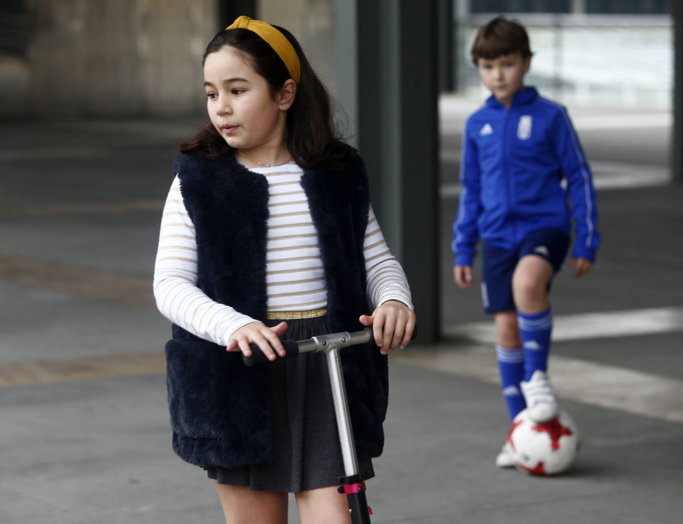 Los niños de Oviedo ponen al mal tiempo buena cara y salen a disfrutar de sus calles