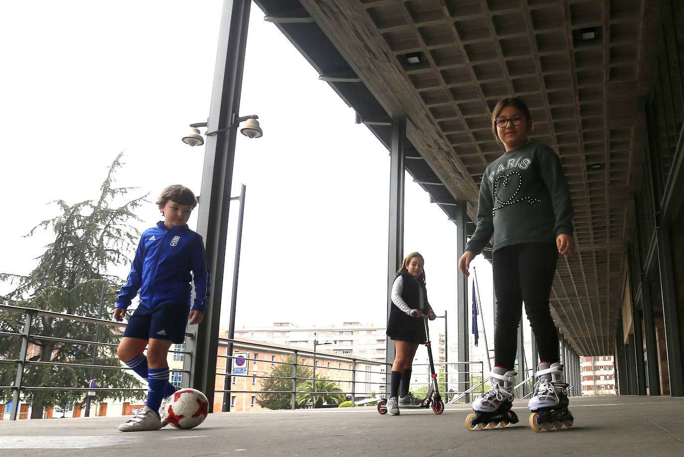 Los niños de Oviedo ponen al mal tiempo buena cara y salen a disfrutar de sus calles