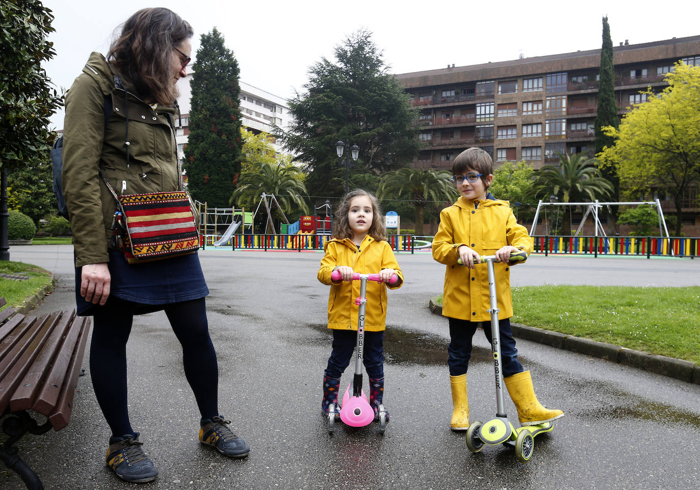 Los niños de Oviedo ponen al mal tiempo buena cara y salen a disfrutar de sus calles