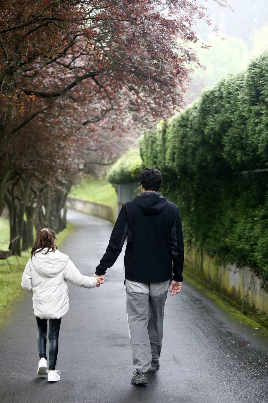 Los niños de Oviedo ponen al mal tiempo buena cara y salen a disfrutar de sus calles