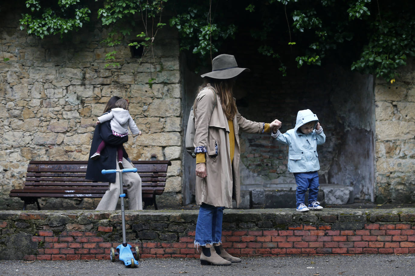 Los niños de Oviedo ponen al mal tiempo buena cara y salen a disfrutar de sus calles