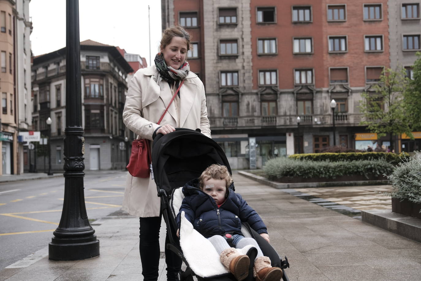 Primeros paseos bajo el orbayu en Gijón de los más pequeños