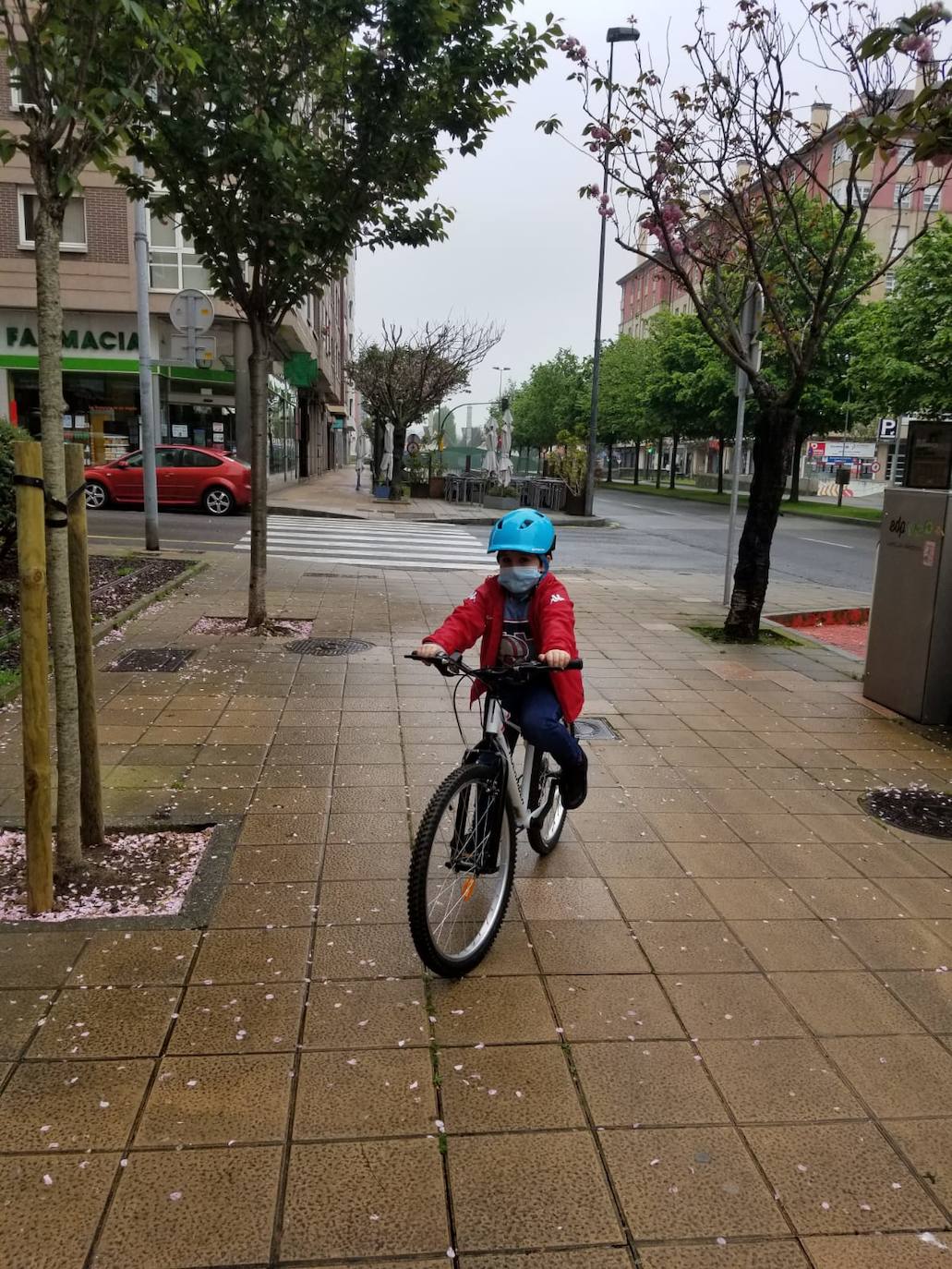 Primeros paseos bajo el orbayu en Gijón de los más pequeños