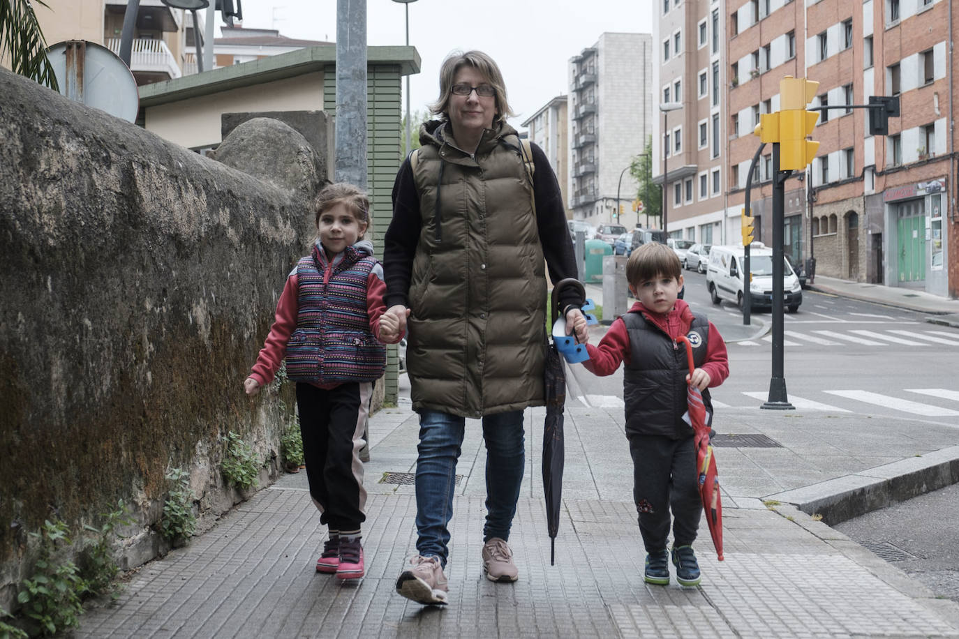 Primeros paseos bajo el orbayu en Gijón de los más pequeños