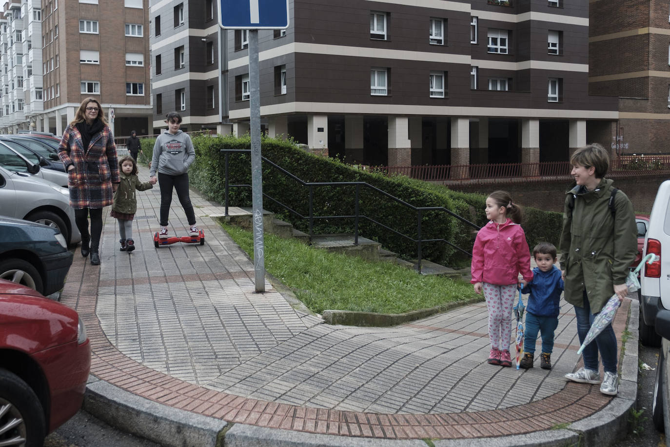 Primeros paseos bajo el orbayu en Gijón de los más pequeños