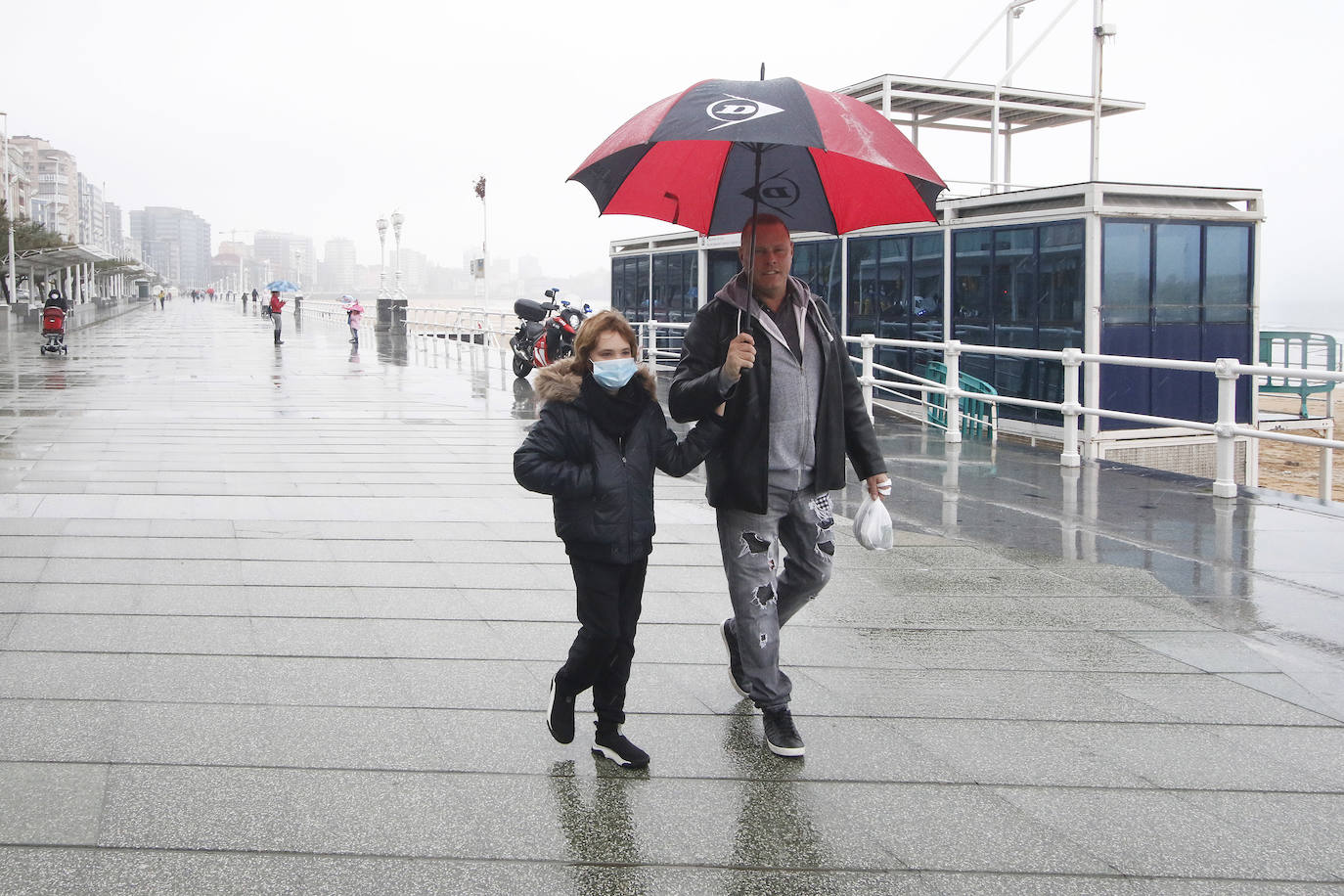 Primeros paseos bajo el orbayu en Gijón de los más pequeños