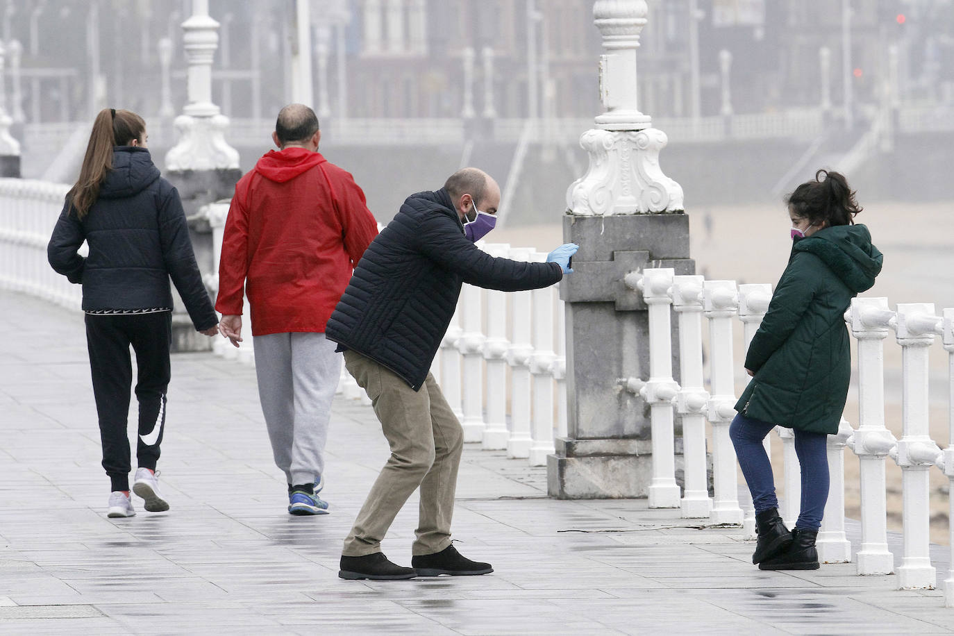 Primeros paseos bajo el orbayu en Gijón de los más pequeños