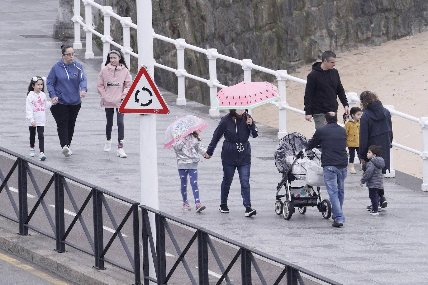 Primeros paseos bajo el orbayu en Gijón de los más pequeños