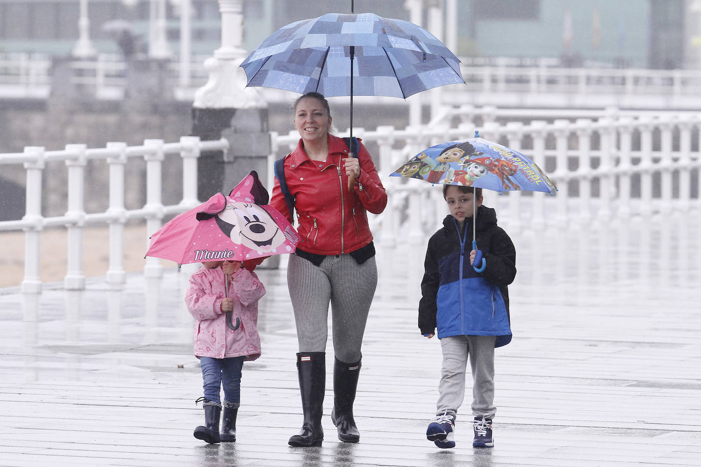 Primeros paseos bajo el orbayu en Gijón de los más pequeños