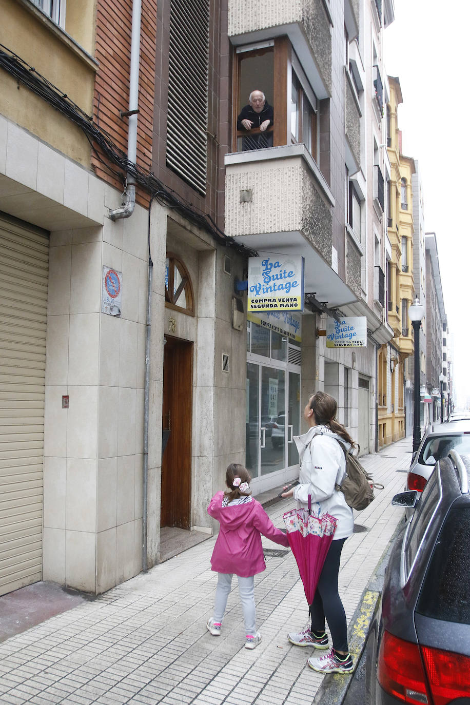 Primeros paseos bajo el orbayu en Gijón de los más pequeños