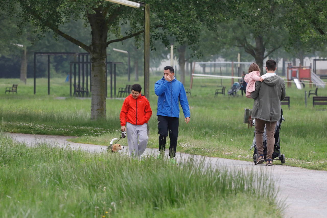 Primeros paseos bajo el orbayu en Gijón de los más pequeños