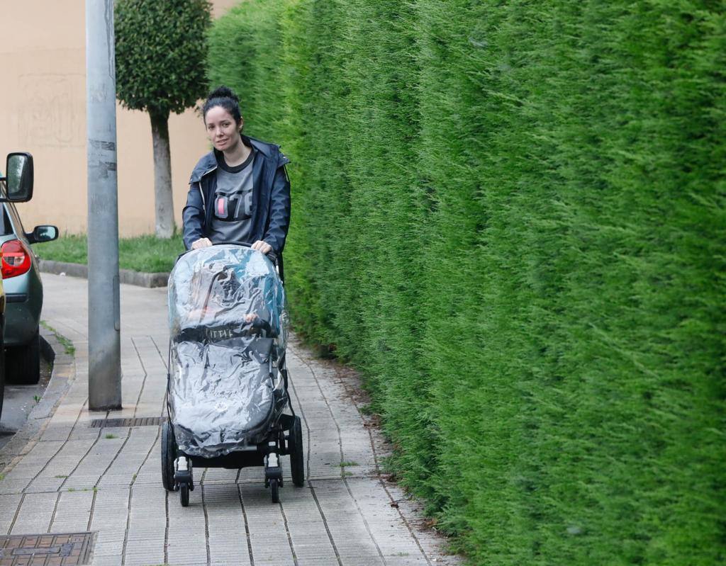 Primeros paseos bajo el orbayu en Gijón de los más pequeños