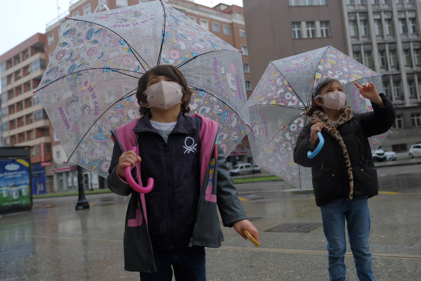 Primeros paseos bajo el orbayu en Gijón de los más pequeños