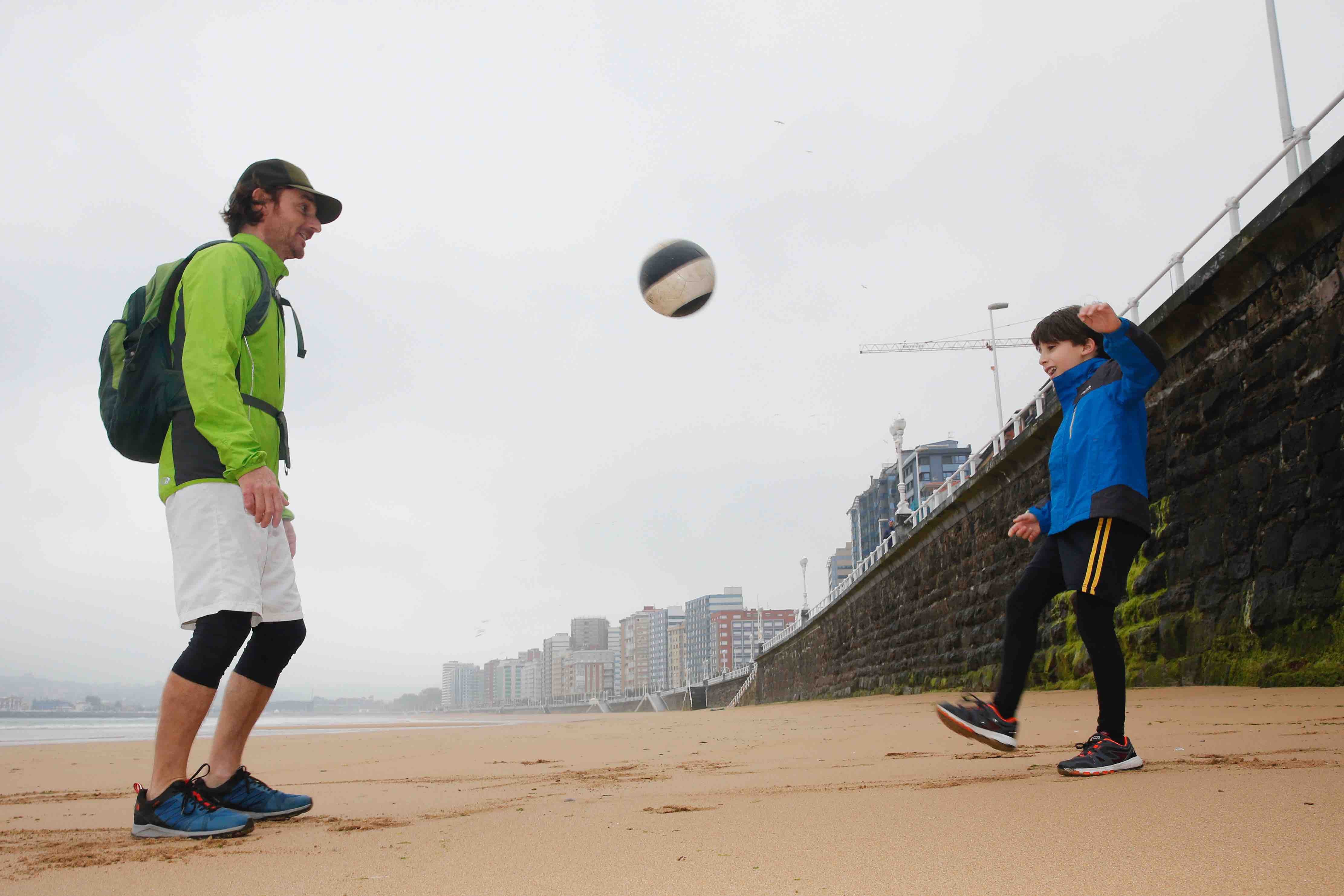 Primeros paseos bajo el orbayu en Gijón de los más pequeños