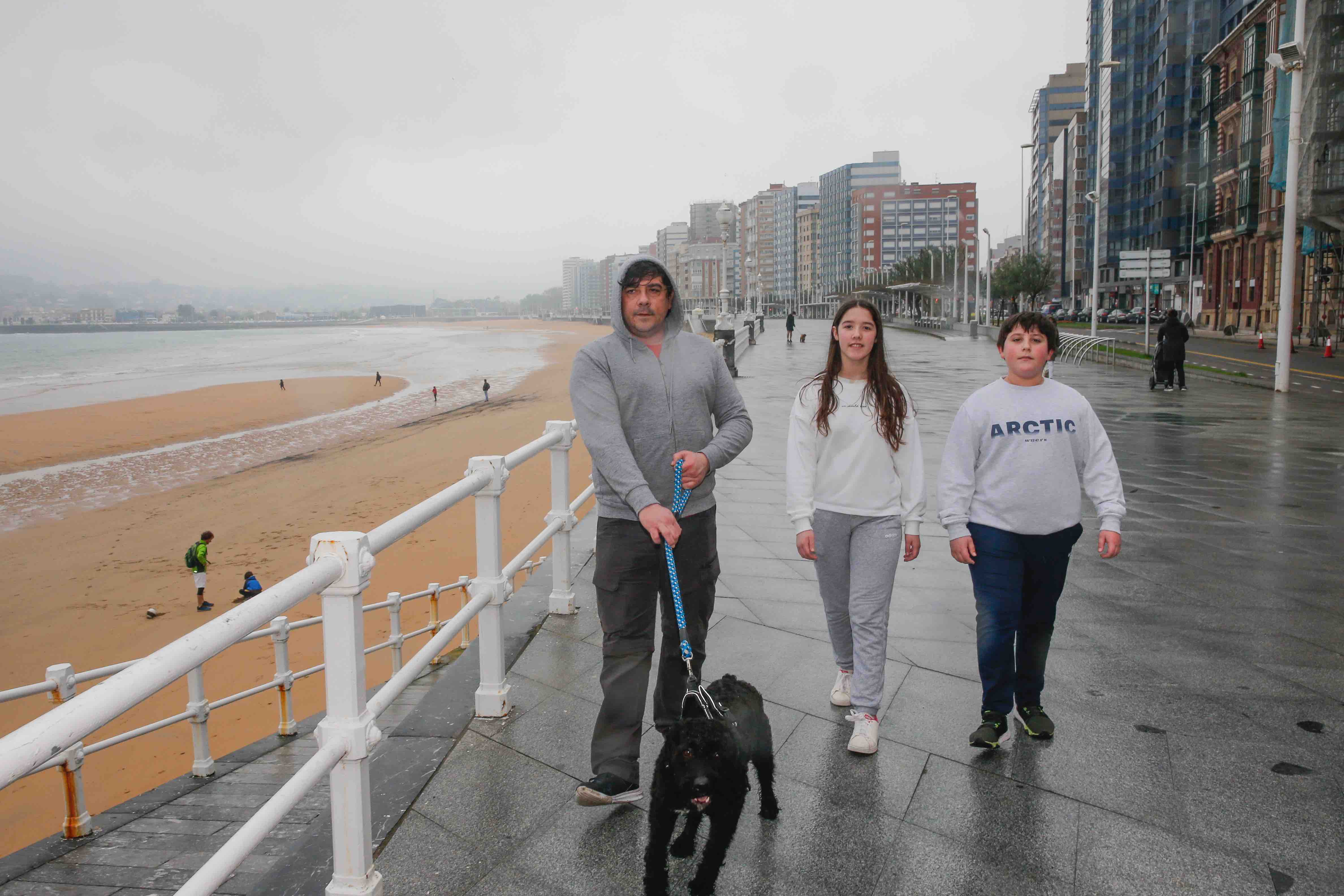 Primeros paseos bajo el orbayu en Gijón de los más pequeños