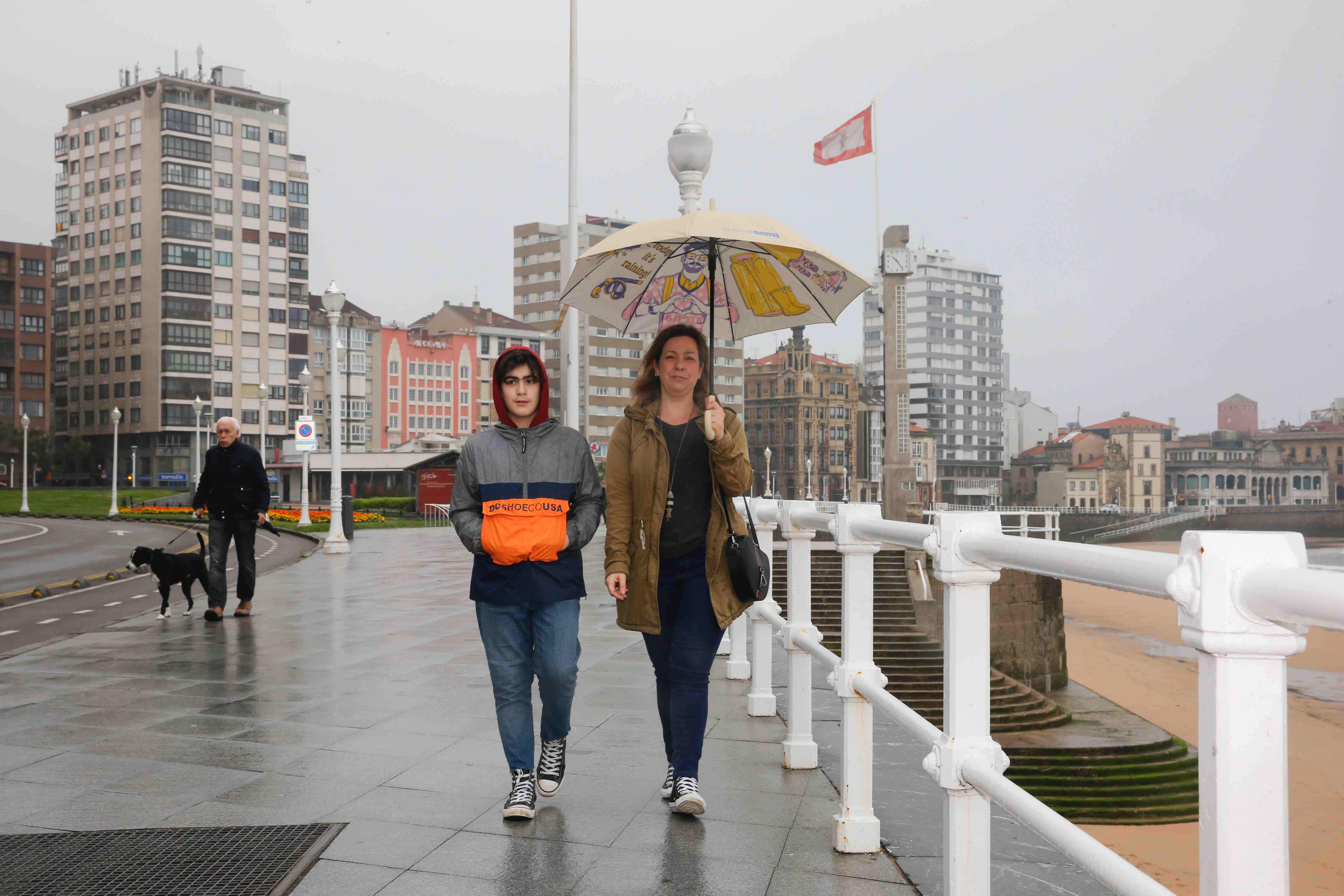 Primeros paseos bajo el orbayu en Gijón de los más pequeños