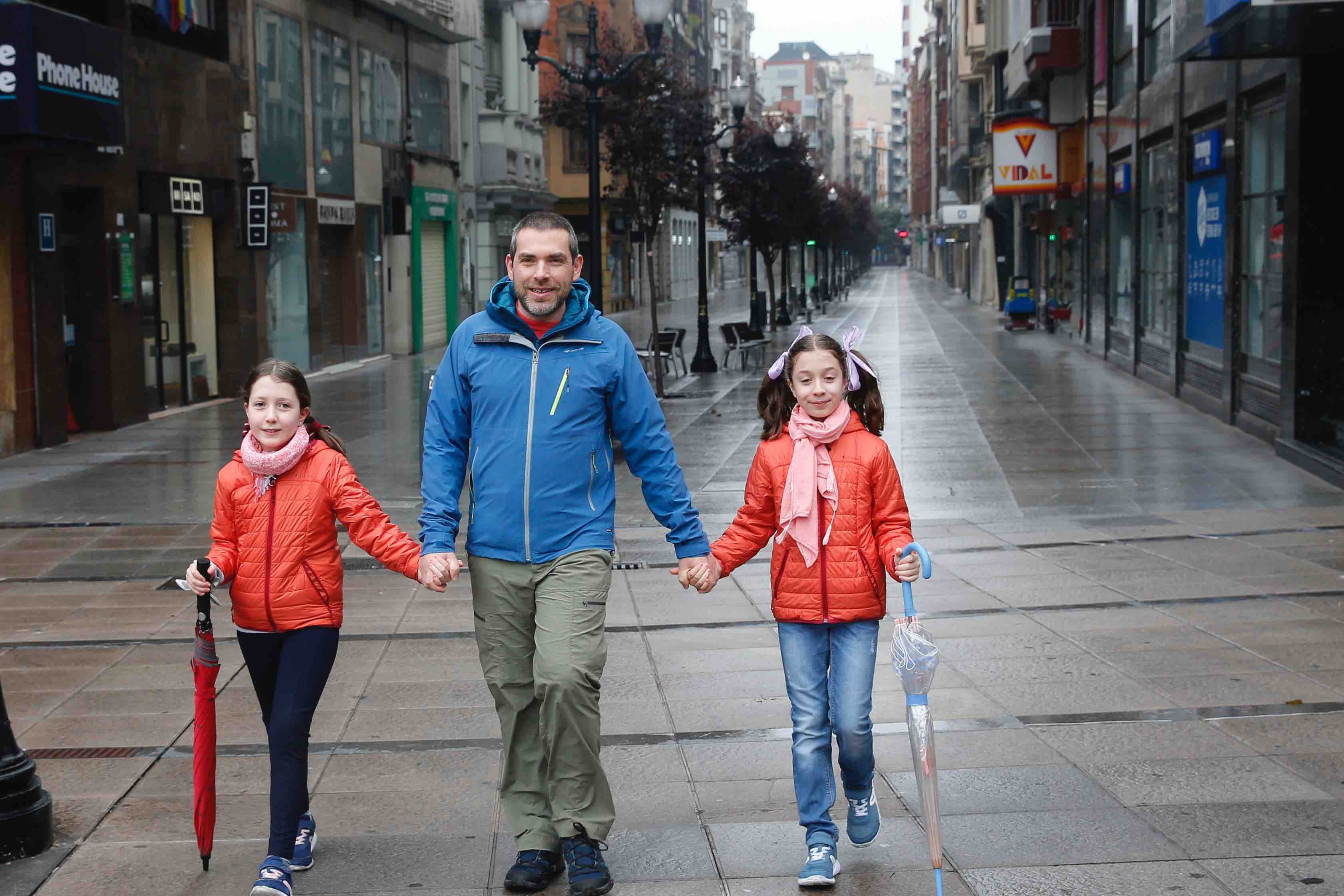 Primeros paseos bajo el orbayu en Gijón de los más pequeños