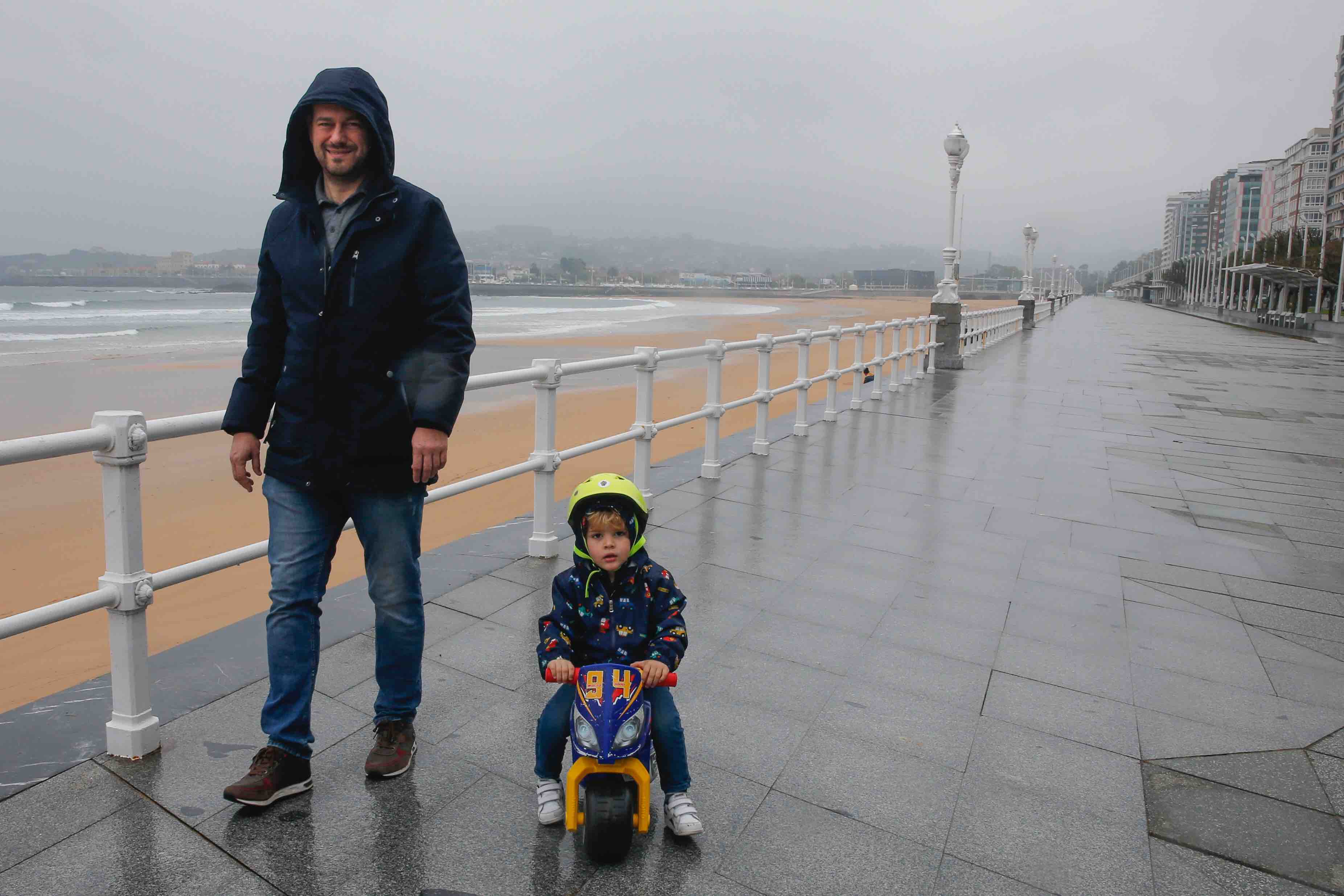 Primeros paseos bajo el orbayu en Gijón de los más pequeños