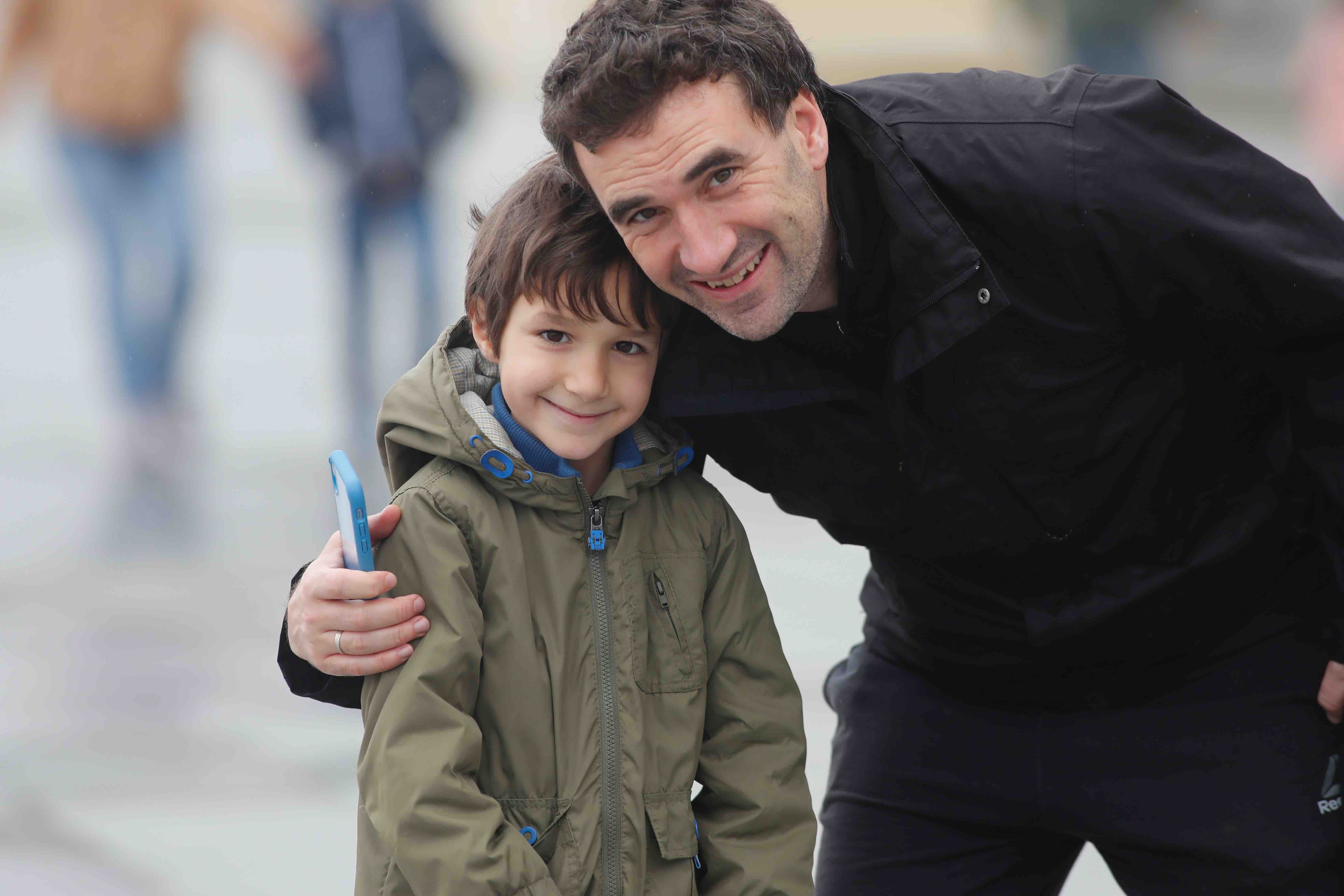 Primeros paseos bajo el orbayu en Gijón de los más pequeños