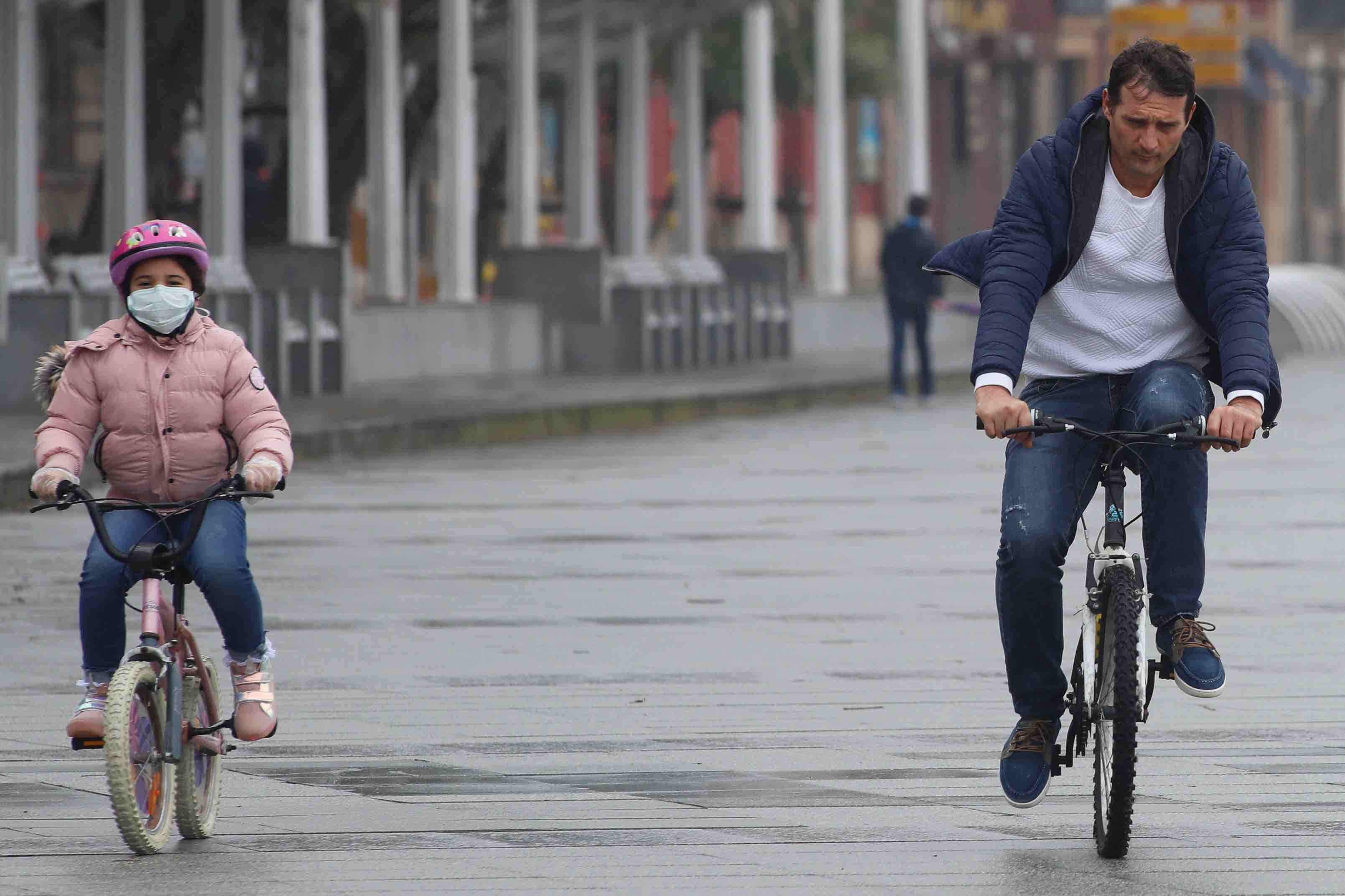 Primeros paseos bajo el orbayu en Gijón de los más pequeños