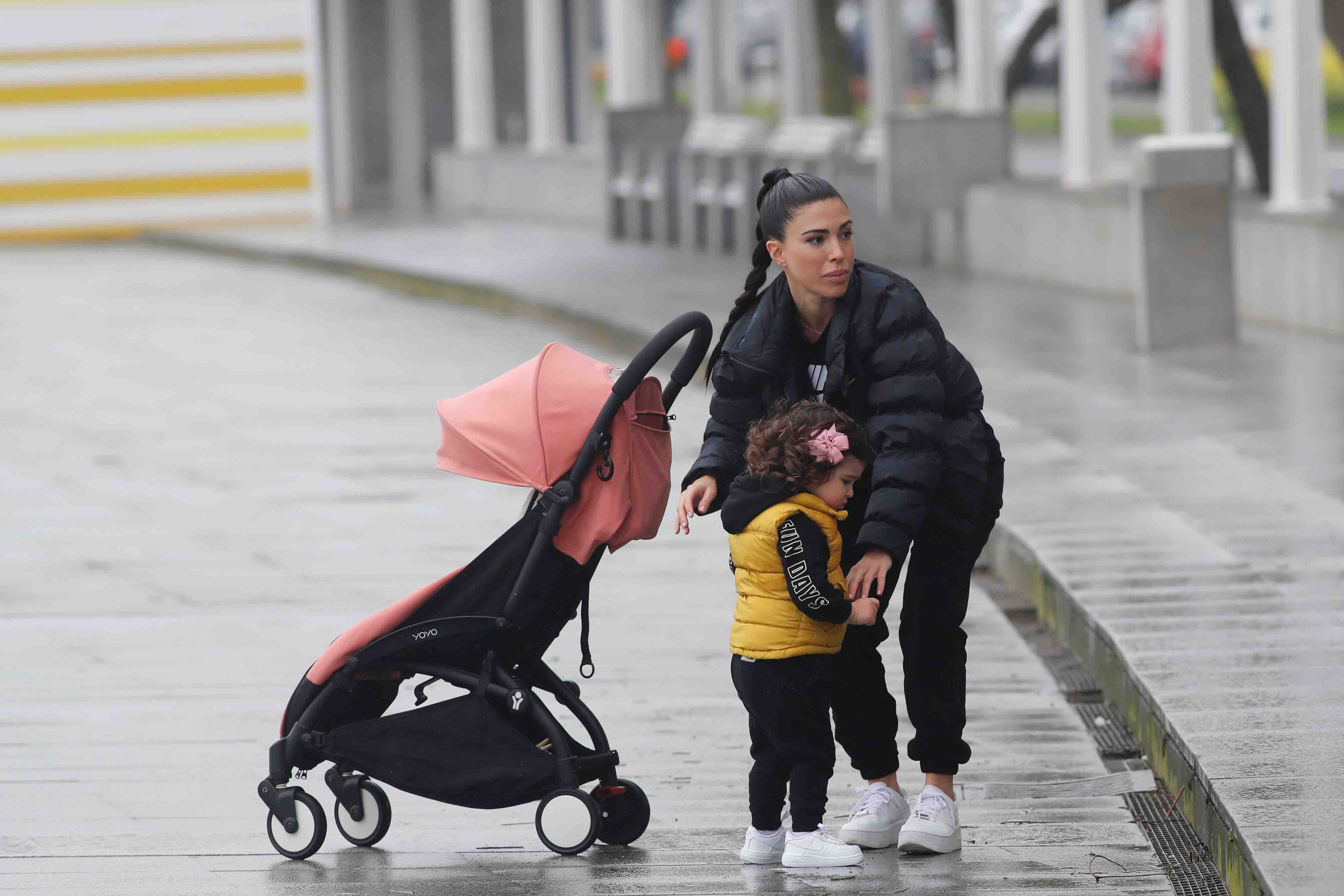 Primeros paseos bajo el orbayu en Gijón de los más pequeños