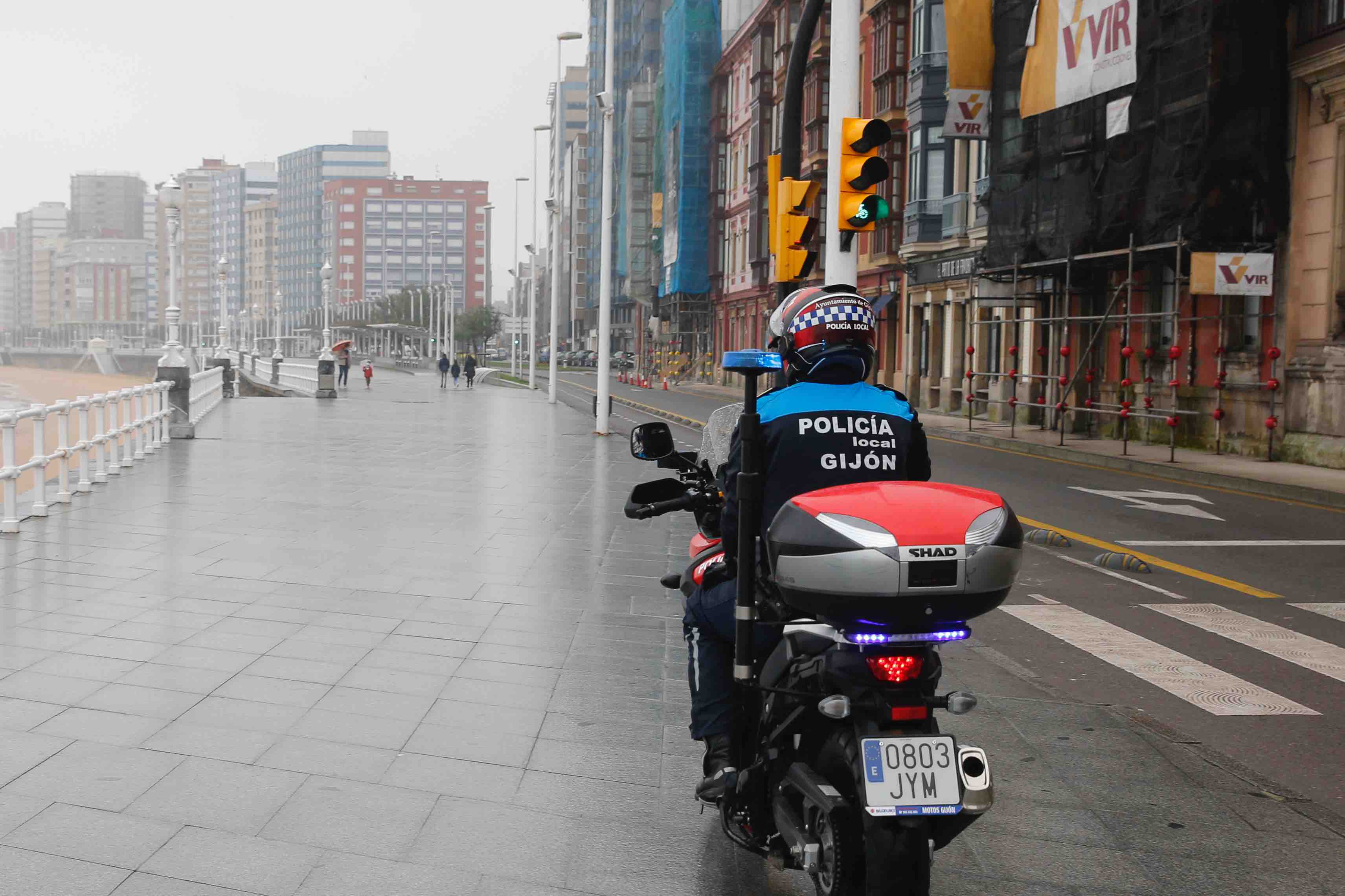 Primeros paseos bajo el orbayu en Gijón de los más pequeños