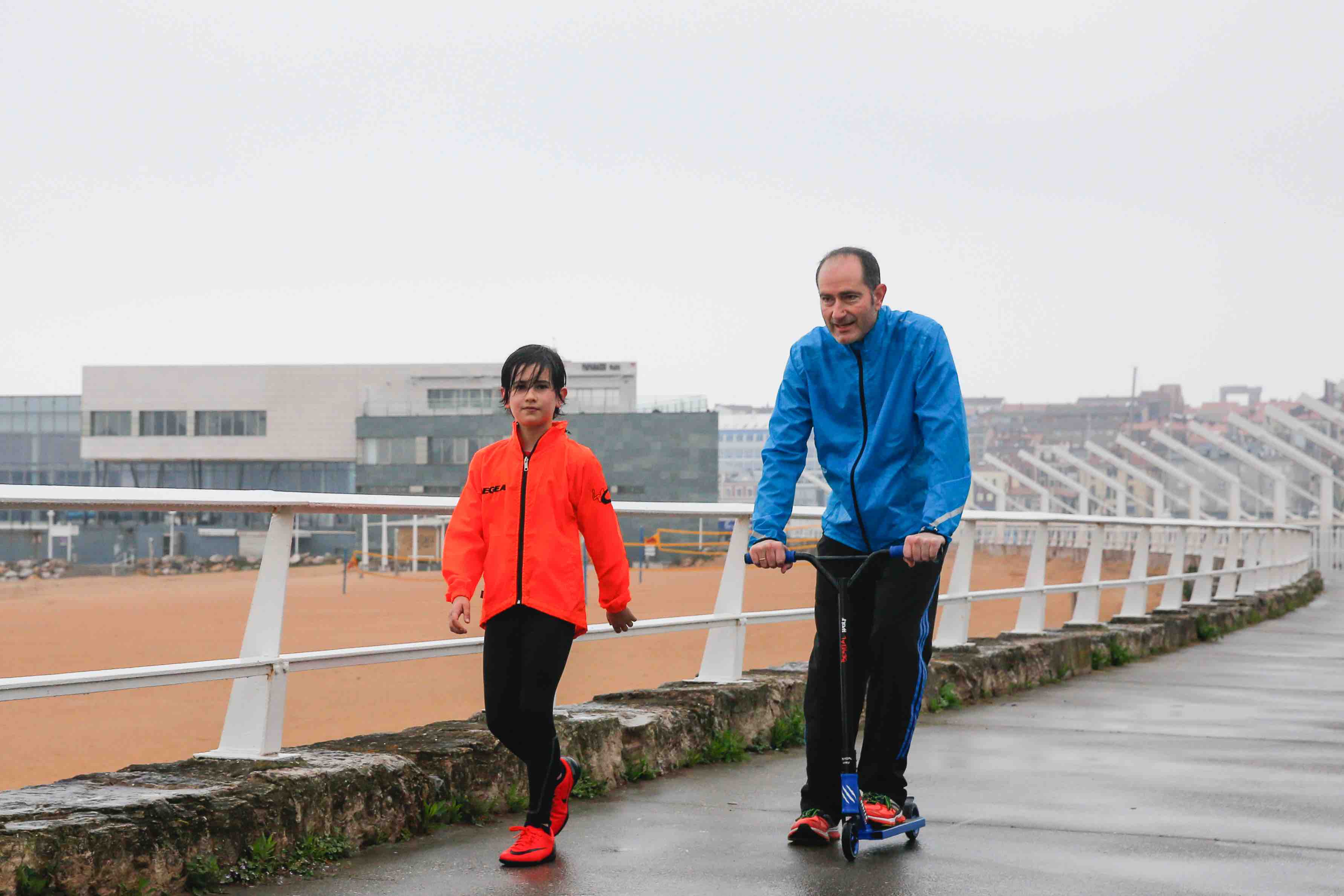 Primeros paseos bajo el orbayu en Gijón de los más pequeños