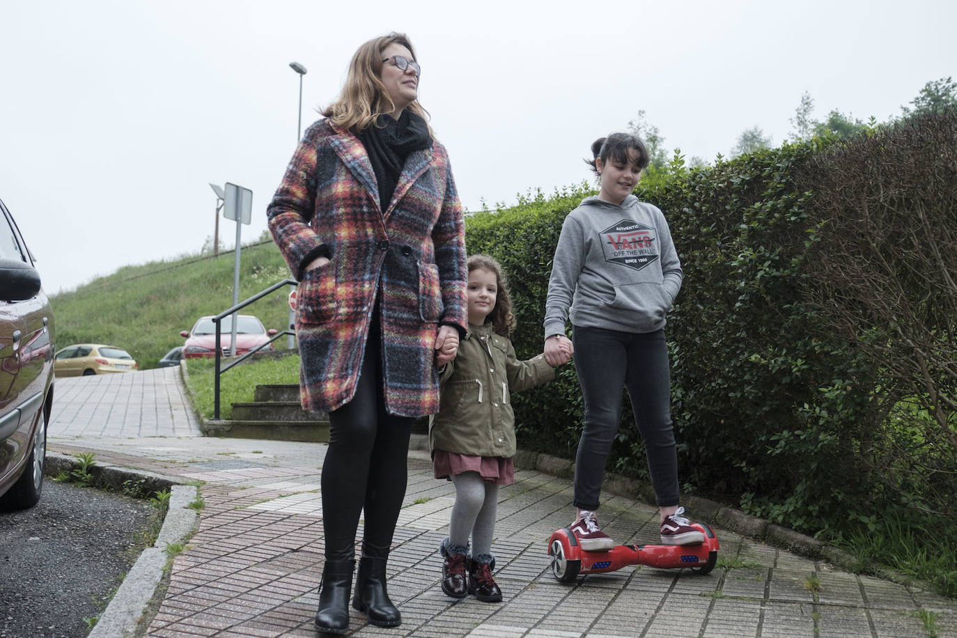 Este domingo se abrían las puertas de los hogares asturianos para que los menores de 14 años pudieran salir a la calle. Se cerraron para ellos el pasado 14 de marzo, cuando el presidente Pedro Sánchez decretaba el estado de alarma por la crisis sanitaria del coronavirus y ha tenido que pasar más de un mes para que el Gobierno diese permiso a las familias empezar a salir a la calle con los pequeños para hacer paseos cortos. Este 26 de abril se aliviaba el encierro en miles de hogares de Asturias y los pequeños han sabido aprovecharlo.