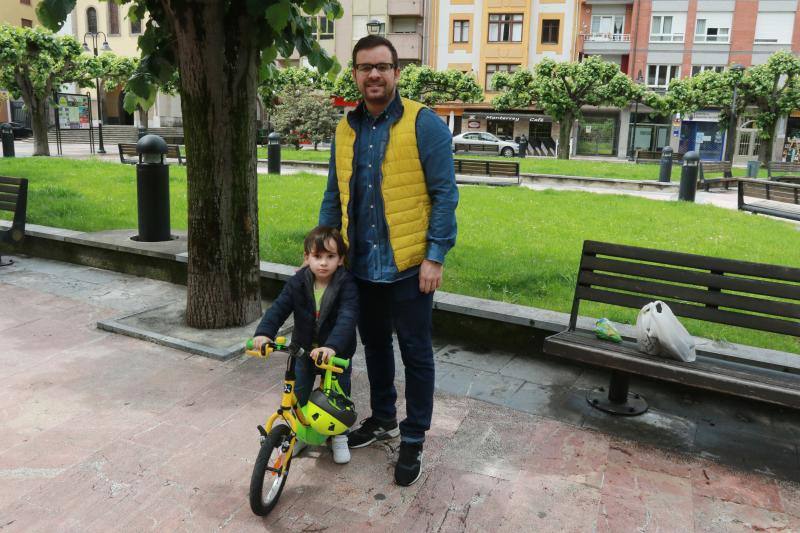 Este domingo se abrían las puertas de los hogares asturianos para que los menores de 14 años pudieran salir a la calle. Se cerraron para ellos el pasado 14 de marzo, cuando el presidente Pedro Sánchez decretaba el estado de alarma por la crisis sanitaria del coronavirus y ha tenido que pasar más de un mes para que el Gobierno diese permiso a las familias empezar a salir a la calle con los pequeños para hacer paseos cortos. Este 26 de abril se aliviaba el encierro en miles de hogares de Asturias y los pequeños han sabido aprovecharlo.