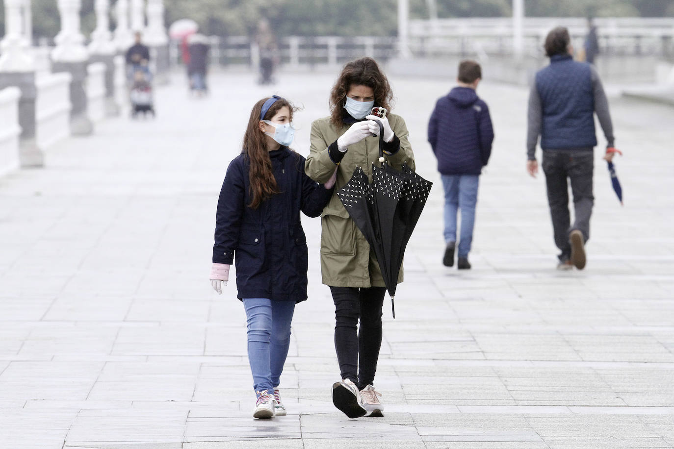 Este domingo se abrían las puertas de los hogares asturianos para que los menores de 14 años pudieran salir a la calle. Se cerraron para ellos el pasado 14 de marzo, cuando el presidente Pedro Sánchez decretaba el estado de alarma por la crisis sanitaria del coronavirus y ha tenido que pasar más de un mes para que el Gobierno diese permiso a las familias empezar a salir a la calle con los pequeños para hacer paseos cortos. Este 26 de abril se aliviaba el encierro en miles de hogares de Asturias y los pequeños han sabido aprovecharlo.