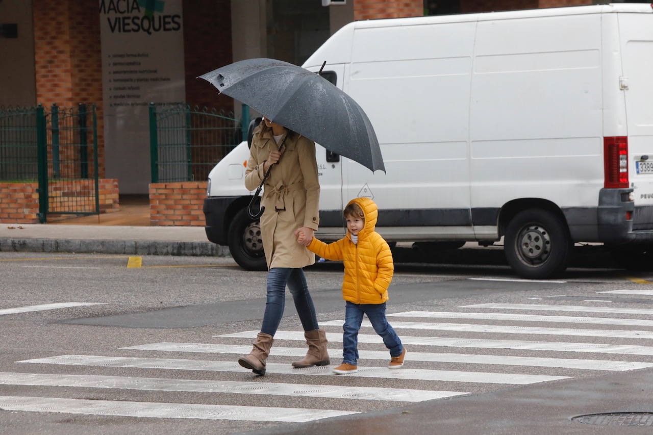 Este domingo se abrían las puertas de los hogares asturianos para que los menores de 14 años pudieran salir a la calle. Se cerraron para ellos el pasado 14 de marzo, cuando el presidente Pedro Sánchez decretaba el estado de alarma por la crisis sanitaria del coronavirus y ha tenido que pasar más de un mes para que el Gobierno diese permiso a las familias empezar a salir a la calle con los pequeños para hacer paseos cortos. Este 26 de abril se aliviaba el encierro en miles de hogares de Asturias y los pequeños han sabido aprovecharlo.