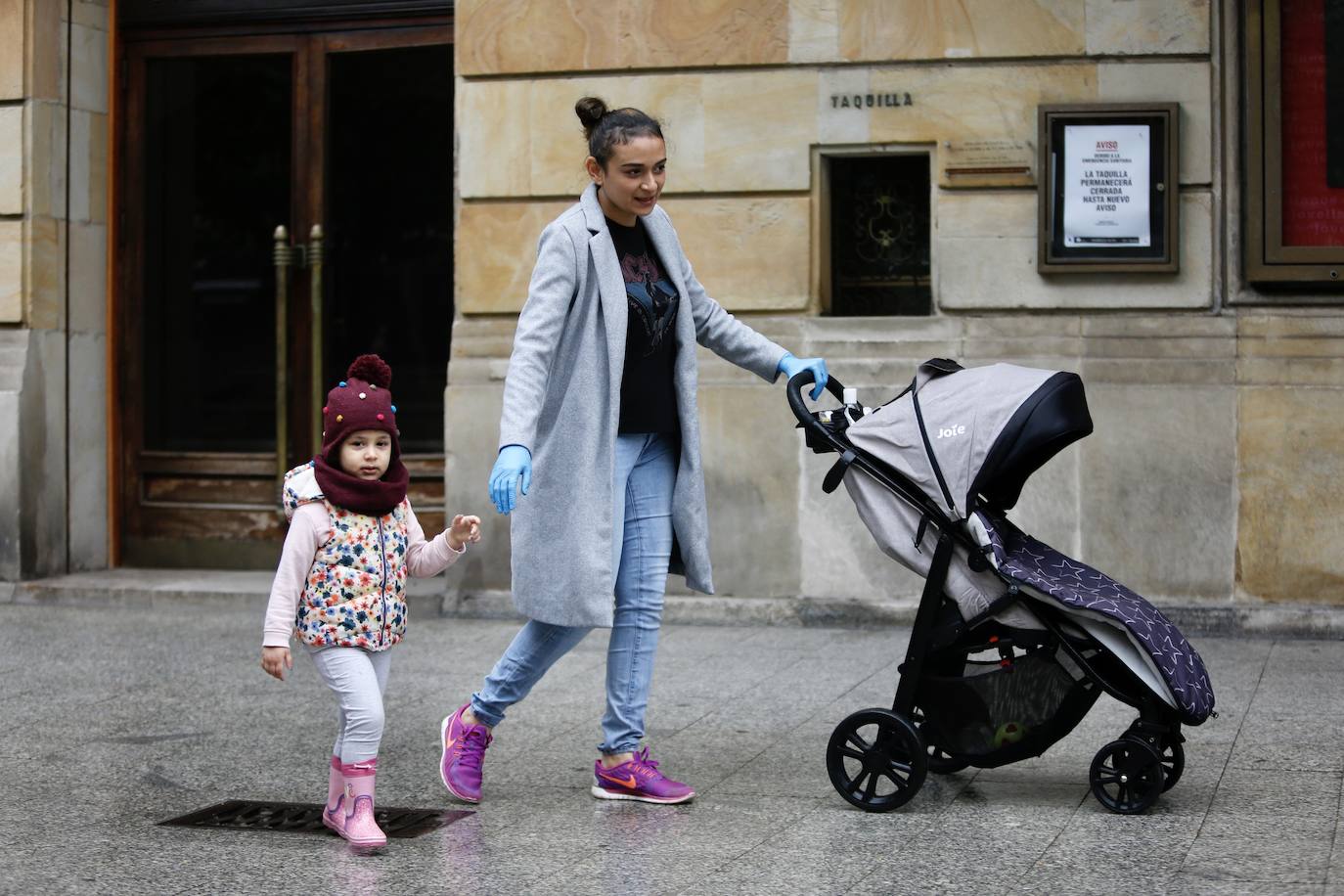 Este domingo se abrían las puertas de los hogares asturianos para que los menores de 14 años pudieran salir a la calle. Se cerraron para ellos el pasado 14 de marzo, cuando el presidente Pedro Sánchez decretaba el estado de alarma por la crisis sanitaria del coronavirus y ha tenido que pasar más de un mes para que el Gobierno diese permiso a las familias empezar a salir a la calle con los pequeños para hacer paseos cortos. Este 26 de abril se aliviaba el encierro en miles de hogares de Asturias y los pequeños han sabido aprovecharlo.