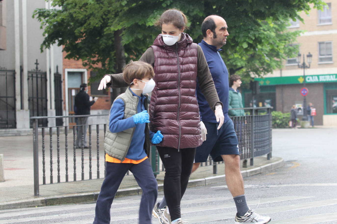 Este domingo se abrían las puertas de los hogares asturianos para que los menores de 14 años pudieran salir a la calle. Se cerraron para ellos el pasado 14 de marzo, cuando el presidente Pedro Sánchez decretaba el estado de alarma por la crisis sanitaria del coronavirus y ha tenido que pasar más de un mes para que el Gobierno diese permiso a las familias empezar a salir a la calle con los pequeños para hacer paseos cortos. Este 26 de abril se aliviaba el encierro en miles de hogares de Asturias y los pequeños han sabido aprovecharlo.