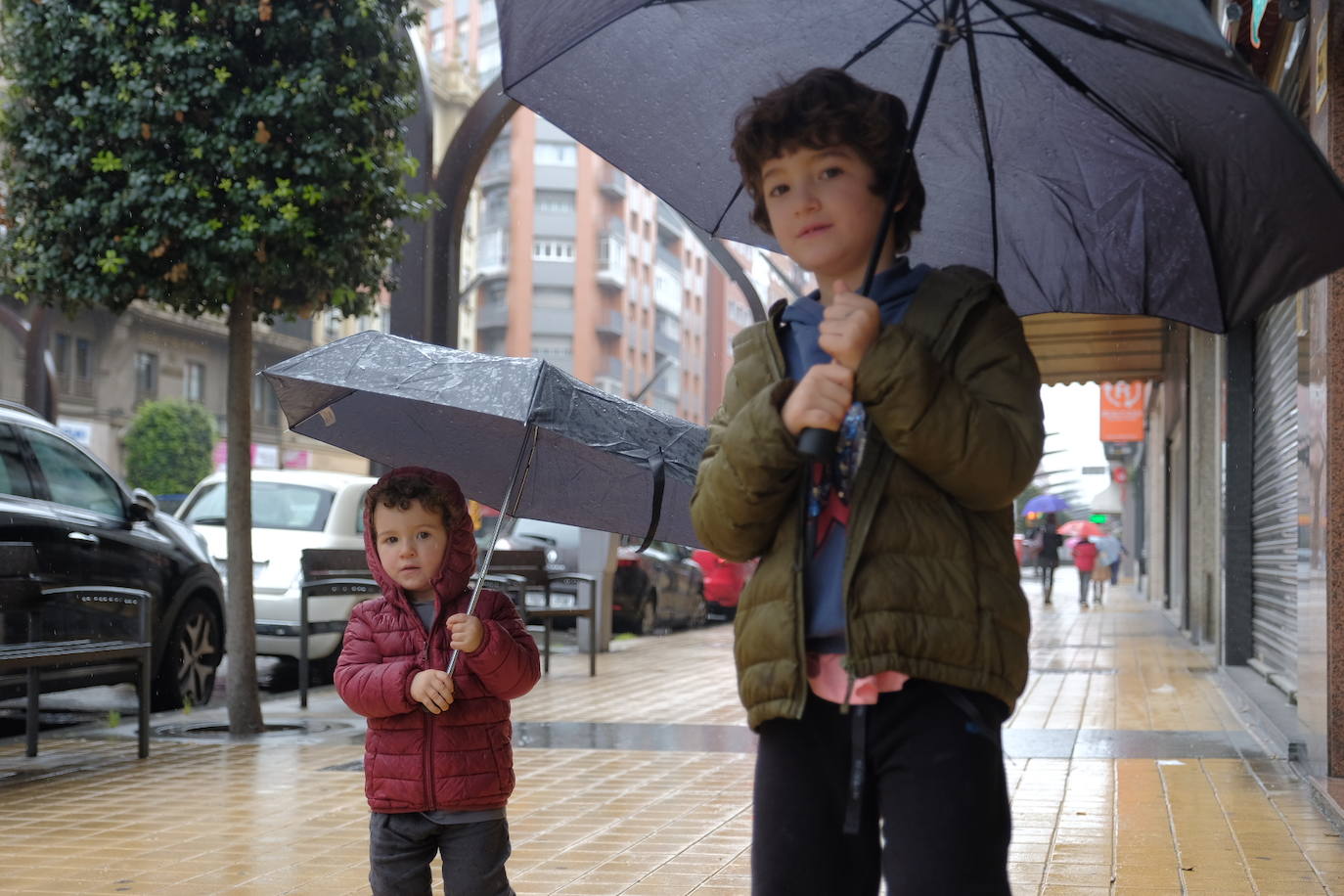 Este domingo se abrían las puertas de los hogares asturianos para que los menores de 14 años pudieran salir a la calle. Se cerraron para ellos el pasado 14 de marzo, cuando el presidente Pedro Sánchez decretaba el estado de alarma por la crisis sanitaria del coronavirus y ha tenido que pasar más de un mes para que el Gobierno diese permiso a las familias empezar a salir a la calle con los pequeños para hacer paseos cortos. Este 26 de abril se aliviaba el encierro en miles de hogares de Asturias y los pequeños han sabido aprovecharlo.