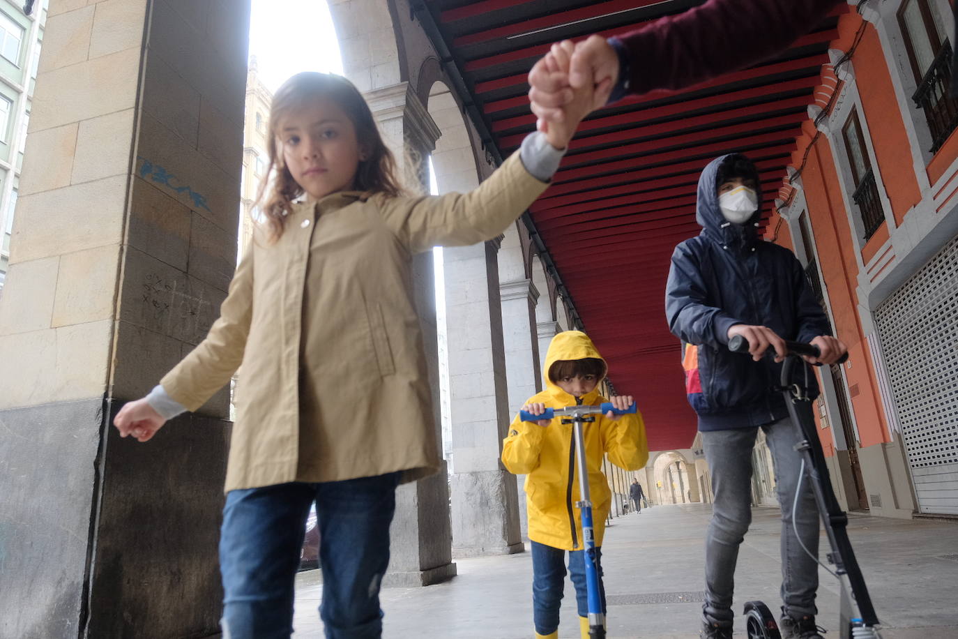 Este domingo se abrían las puertas de los hogares asturianos para que los menores de 14 años pudieran salir a la calle. Se cerraron para ellos el pasado 14 de marzo, cuando el presidente Pedro Sánchez decretaba el estado de alarma por la crisis sanitaria del coronavirus y ha tenido que pasar más de un mes para que el Gobierno diese permiso a las familias empezar a salir a la calle con los pequeños para hacer paseos cortos. Este 26 de abril se aliviaba el encierro en miles de hogares de Asturias y los pequeños han sabido aprovecharlo.