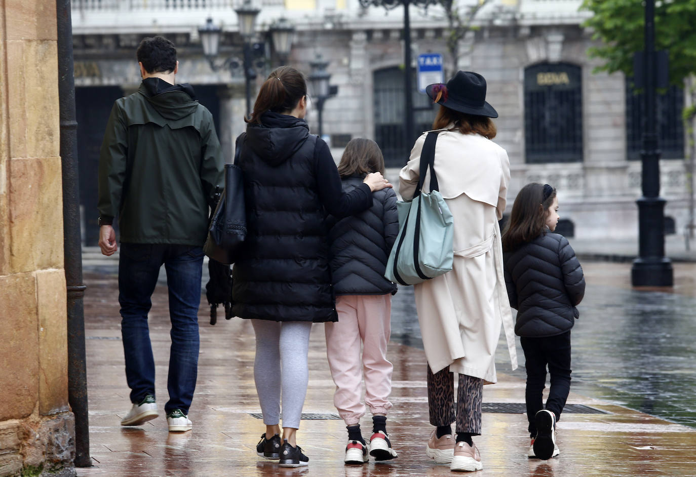 Este domingo se abrían las puertas de los hogares asturianos para que los menores de 14 años pudieran salir a la calle. Se cerraron para ellos el pasado 14 de marzo, cuando el presidente Pedro Sánchez decretaba el estado de alarma por la crisis sanitaria del coronavirus y ha tenido que pasar más de un mes para que el Gobierno diese permiso a las familias empezar a salir a la calle con los pequeños para hacer paseos cortos. Este 26 de abril se aliviaba el encierro en miles de hogares de Asturias y los pequeños han sabido aprovecharlo.